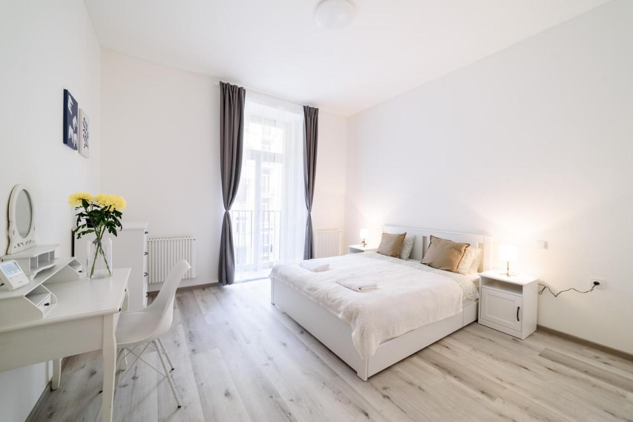 New Apartments Near Dancing House Прага Экстерьер фото